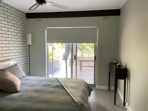 מיטה או מיטות בחדר ב-Modern studio with private patio