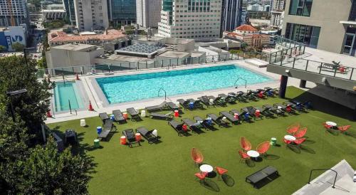 vista sulla piscina in cima a un edificio di Luxury Waterfront Residences - near Kaseya Center a Miami