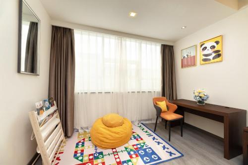 a room with a desk and a chair and a table at Holiday Inn Express Chengdu Wuhou by IHG-Wuhou Temple and Jinli in Chengdu
