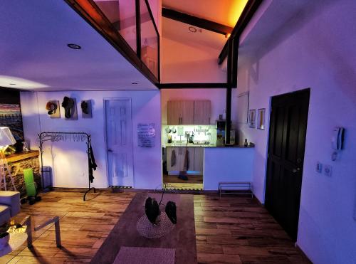 ein Wohnzimmer mit lila Wänden und eine Küche in der Unterkunft Loft Studio By Paradox in Panama-Stadt