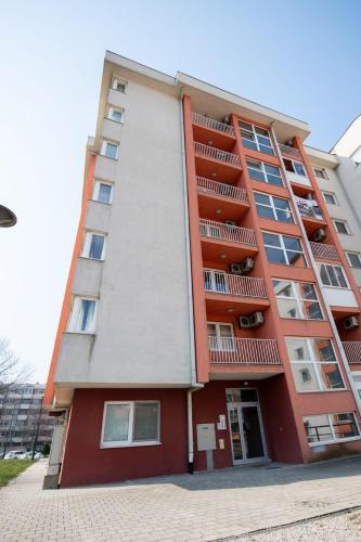 ein rotes Gebäude mit Balkon auf der Seite in der Unterkunft 1BHK Appartment in Bosnia in Ilijaš
