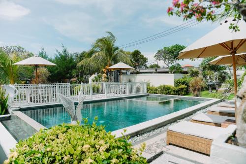 Kolam renang di atau dekat dengan Taman Asih Bingin Homestay