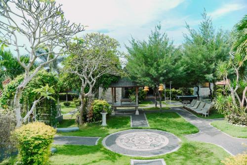 Taman di luar Taman Asih Bingin Homestay