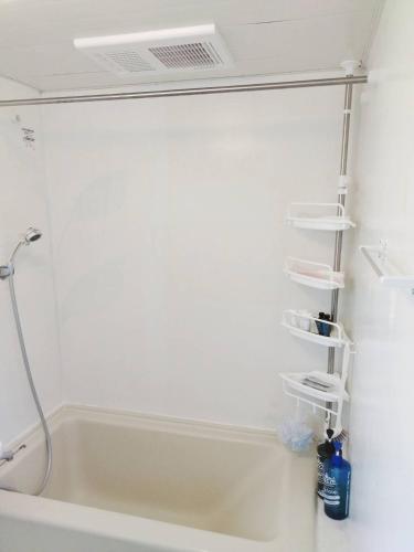 Cottage Blue tesisinde bir banyo