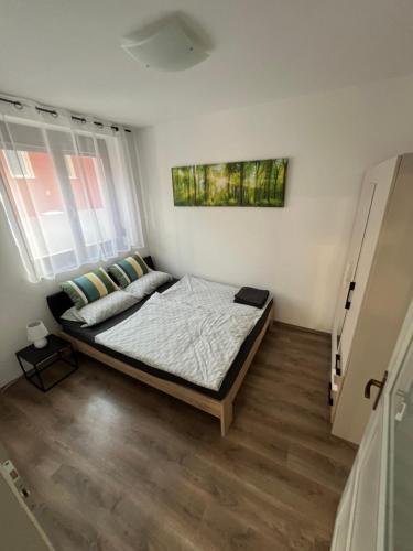 Ένα ή περισσότερα κρεβάτια σε δωμάτιο στο Garay26 Apartman
