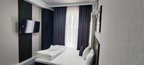 Hotel Tajikgrey Dushanbeにあるベッド