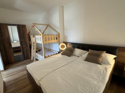 1 dormitorio con 1 cama grande y una escalera en Srbská Kamenice 22 en Srbská Kamenice