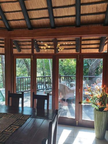 Balkón nebo terasa v ubytování Dreamy 3 bedroom villa on the edge of the Sabie River in Kruger Park Lodge