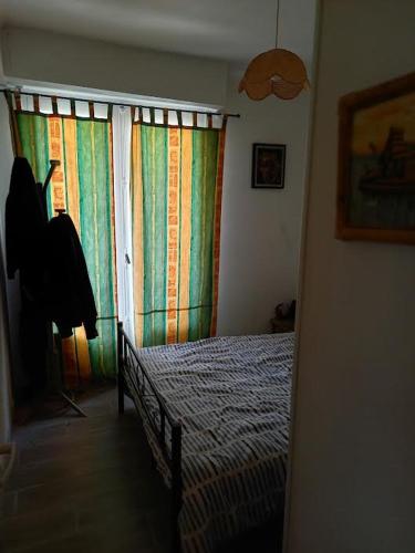 - une chambre avec un lit à côté d'une fenêtre dans l'établissement Argeles Plage, à Argelès-sur-Mer
