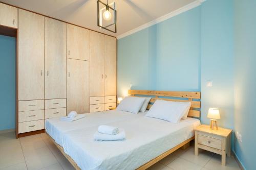 a bedroom with a bed with two towels on it at La Casa De Agathi in Argostoli