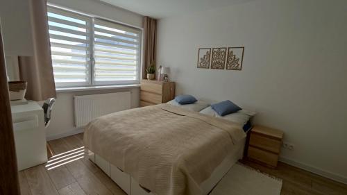 1 dormitorio con cama y ventana grande en Apartmán Martina, en Trebišov