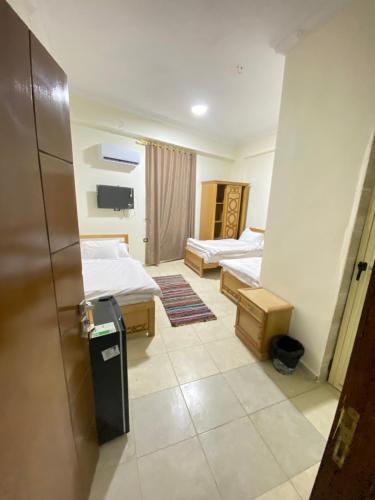 Postel nebo postele na pokoji v ubytování RAAK HOTEL فندق راك