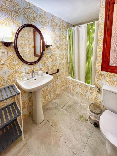 une salle de bains avec un lavabo et un miroir dans l'établissement Аpartment Agost, à Alicante