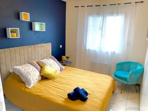 a bedroom with a yellow bed with a blue wall at Toulouse in Toulouse