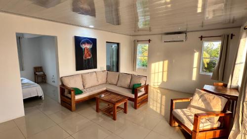 sala de estar con sofá y cama en Emerald Luxe Suites, en Isla Grande del Maíz
