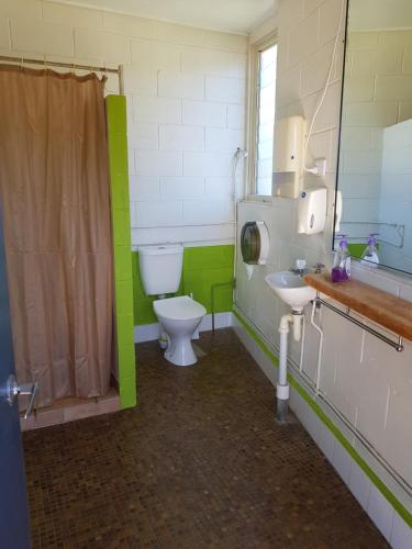La salle de bains est pourvue de toilettes et d'un lavabo. dans l'établissement Minjerribah Island Accommodation Straddie, à Dunwich