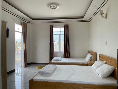 Postel nebo postele na pokoji v ubytování Khách sạn An Thịnh