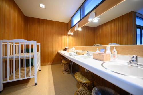 un bagno con due lavandini e un grande specchio di Shinpachiya a Toba