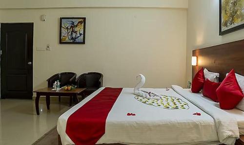 sypialnia z dużym łóżkiem z łabędziem w obiekcie FabHotel Prime Krrish Inn w mieście Hajdarabad