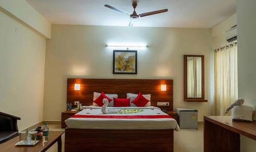 sypialnia z dużym łóżkiem i wentylatorem sufitowym w obiekcie FabHotel Prime Krrish Inn w mieście Hajdarabad