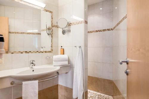 A bathroom at B&B Hotel DIE BARBARA