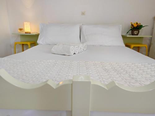 a white bed with two towels on it at Νέος Πύργος Δίκλινο in Néos Pírgos
