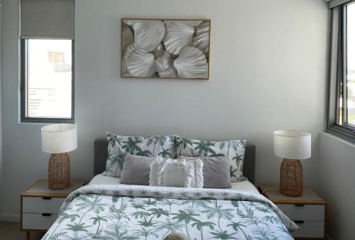 - une chambre avec un lit, 2 tables de nuit et 2 lampes dans l'établissement Nova Apartment Mooloolaba Beach, à Mooloolaba