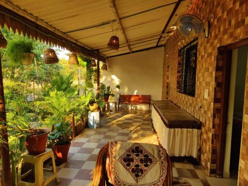 patio z ławką i roślinami w obiekcie Mahuli Agro Tourism w mieście Mansar
