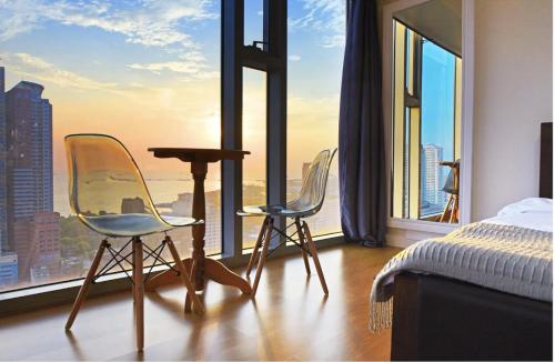 um quarto com 2 cadeiras e uma mesa em frente a uma janela em Asuncion Apartment for Rent 