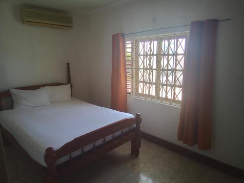 1 dormitorio con cama y ventana en Comfort rooms, en Content