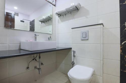 La salle de bains est pourvue d'un lavabo et de toilettes. dans l'établissement Hotel Blessings On road Near New Delhi Railway Station, à New Delhi