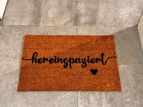 una alfombra de bienvenida en el suelo con la palabra hernergía en Ferienziel Wibmer, en Landsberg am Lech