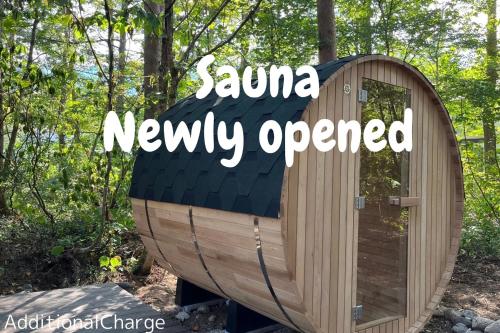 uma sauna de madeira recém-inaugurada na floresta em Origami Chalet With open Air bath em Hakuba