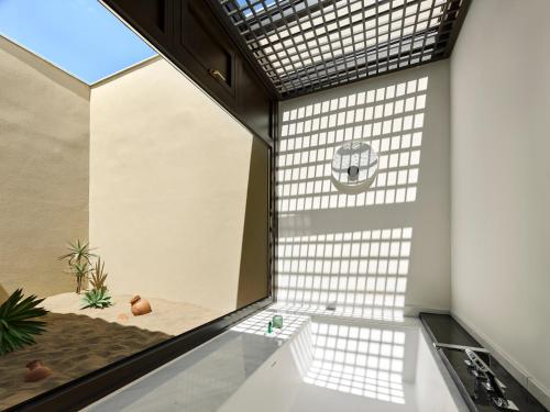 een badkamer met een groot raam en een bad bij Jangala Dunhuang in Dunhuang