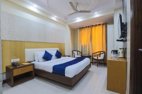 a bedroom with a king sized bed and a desk at Hotel Blessings On road Near New Delhi Railway Station in New Delhi