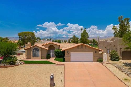 a house with a driveway and a garage at Spacious house with pool at Mission Lake in Desert Hot Springs