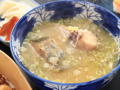 a blue bowl of soup with meat and noodles at Shiroyamasou in Asahi