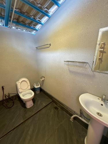 łazienka z toaletą i umywalką w obiekcie Gold Crest Cameron Highlands w mieście Tanah Rata