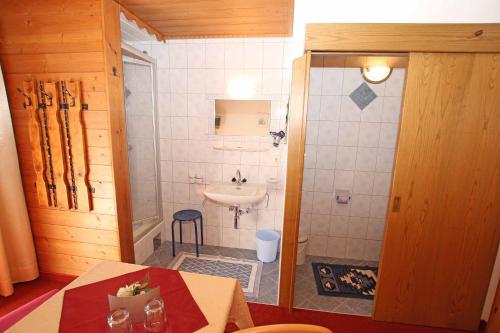 een kleine badkamer met een wastafel en een douche bij Pension Delacher in Ried im Oberinntal