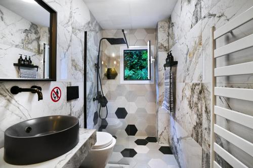 y baño con lavabo y aseo. en Five Seasons Alimos, en Atenas