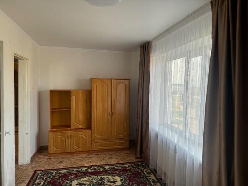 Habitación con armario y ventana en Квартира улица Абая 18 en Borovoye