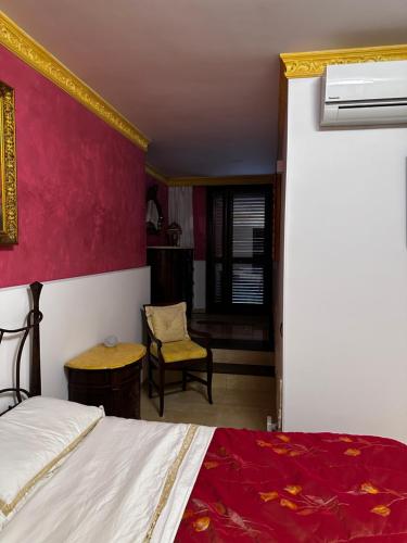 ドンナルカータにあるCasa da Francescoの赤い壁のベッドルーム1室(ベッド1台付)
