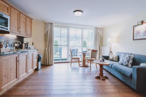 sala de estar con sofá azul y mesa en Haus Katharina en Bad Hofgastein