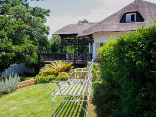 Taman di luar Boven Villa