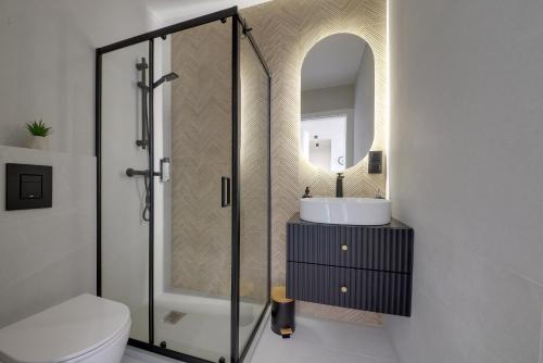 ein Bad mit einer Dusche, einem WC und einem Waschbecken in der Unterkunft Trevilles Apartamenty Soft Loft in Szklarska Poręba