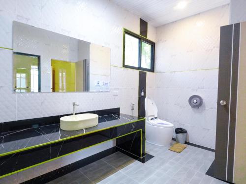 Top Pool Villa B5 في باتايا سنترال: حمام مع حوض ومرحاض