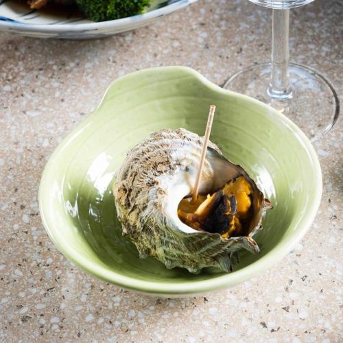 a green bowl with food in it on a table at ＩＲＡＧＯ　ＡＲＴ　 ＨＯＴＥＬ 　THECAPE in Irago