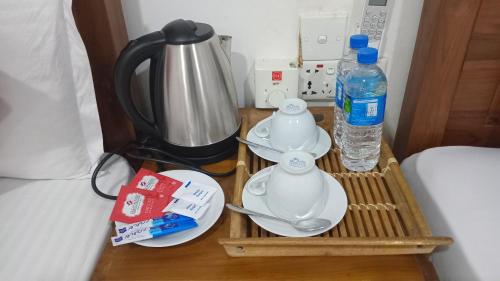 ハバラナにあるHabarana Dulwan Guest Houseのトレイ(食器2皿、コーヒーメーカー、ボトル入り飲料水1本付)