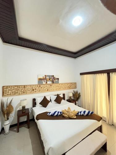 a bedroom with a large bed in a room at Penida Dream Homestay and hostel in Nusa Penida