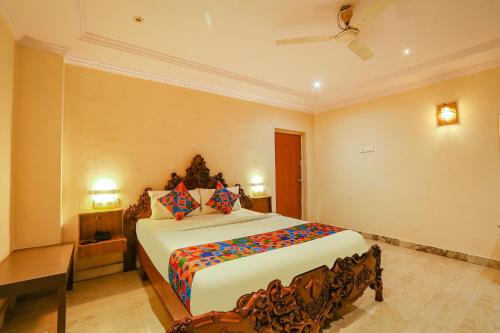 sypialnia z dużym łóżkiem w pokoju w obiekcie FabHotel Maruthi Residency w mieście Hajdarabad